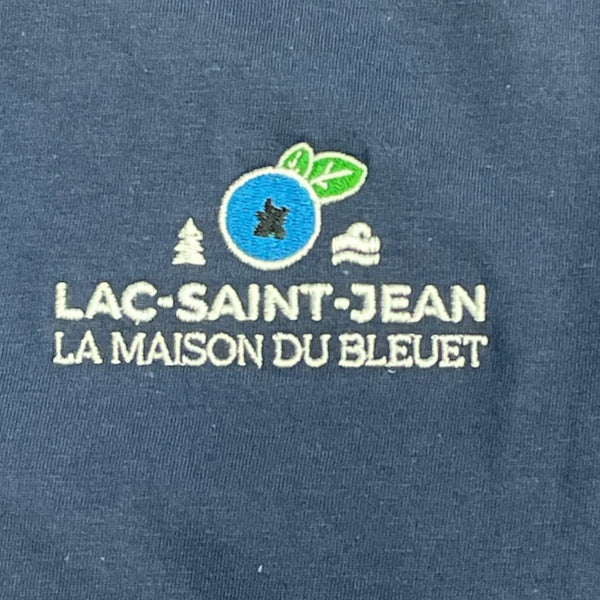 Broderie présente sur le tee-shirt
