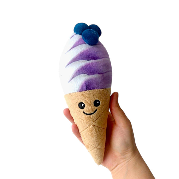 Peluche La Maison du Bleuet en forme de cornet de crème glacée violet et blanc avec des myrtilles et un visage souriant