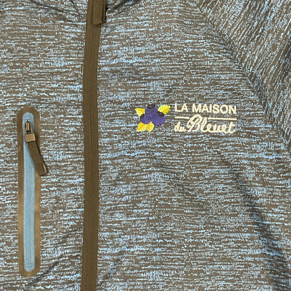 Broderie visible à l'avant du coupe vent