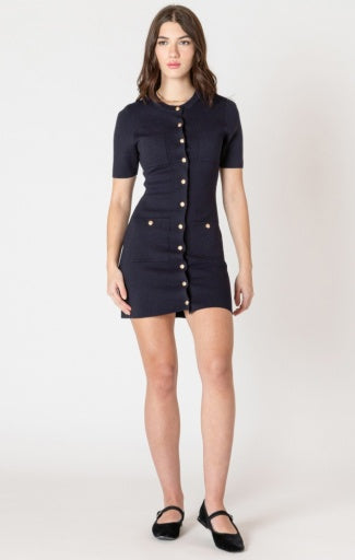 robe pull à boutons décoratifs